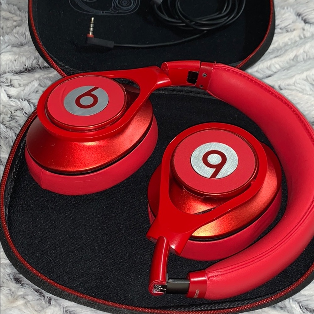 BEATS executive. Wire included.